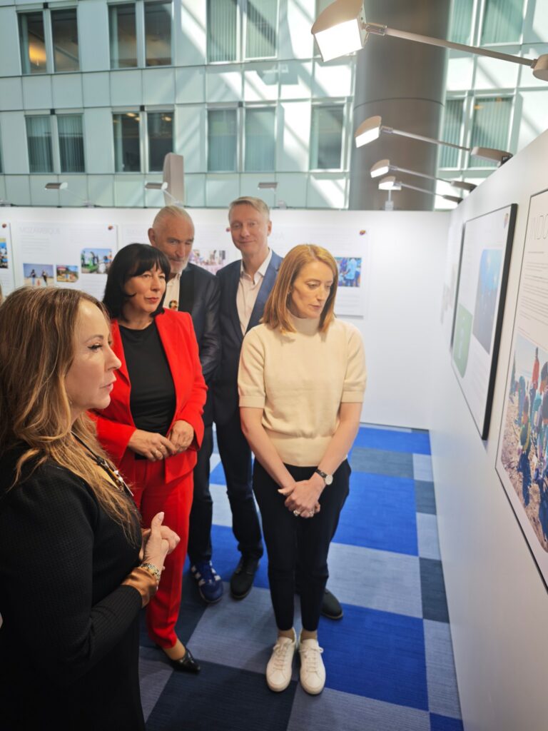 Rundgang durch die World-Cleanup-Day-Ausstellung im Europäischen Parlament