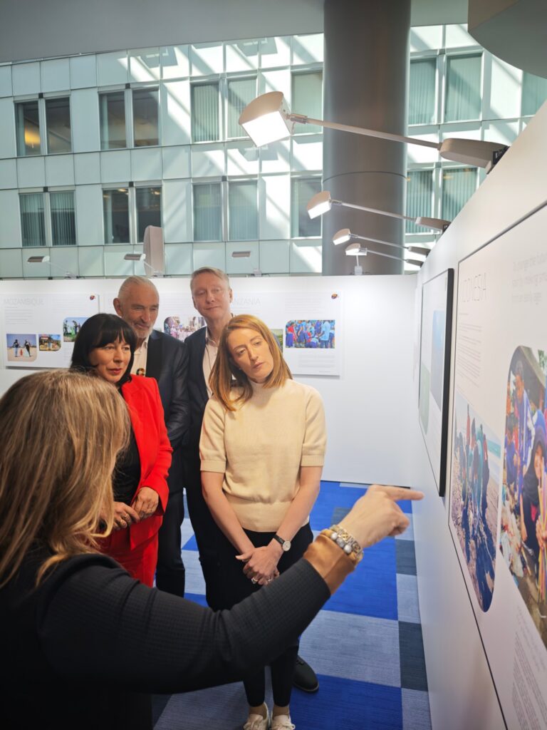 Roberta Metsola und Holger Holland in der World-Cleanup-Day-Ausstellung im Europäischen Parlament