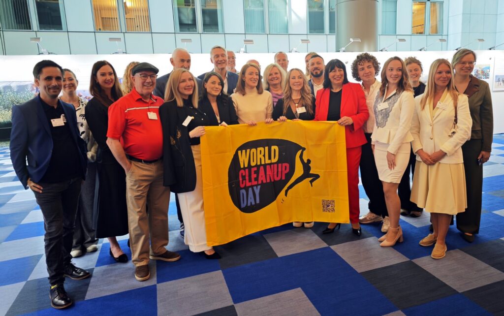 Gruppenfoto mit World-Cleanup-Day-Flagge im Europäischen Parlament mit Präsidentin Roberta Metsola, 7. April 2026