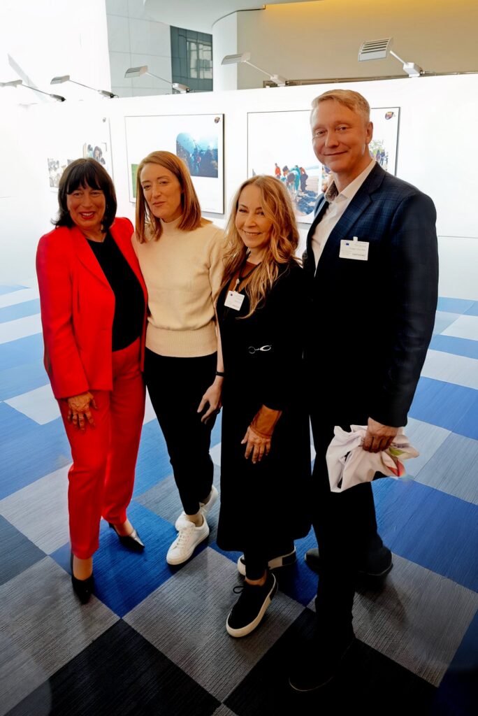 Holger Holland mit Roberta Metsola, Heidi und Marion im Europäischen Parlament