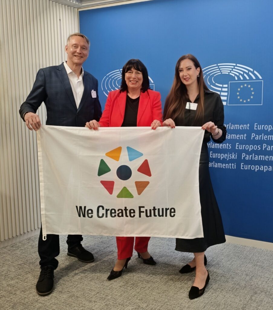 Holger Holland mit der We-Create-Future-Flagge im Europäischen Parlament