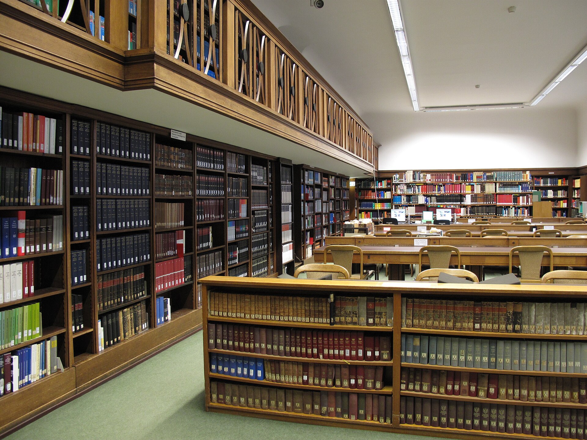 Lesesaal einer Bibliothek (Symbolbild)
