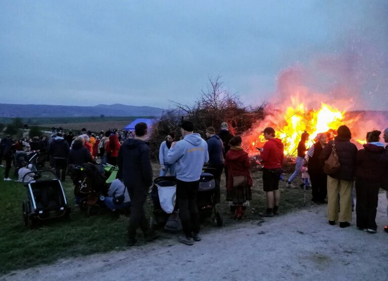 Osterfeuer auf dem Gelände der Feuerwehr – traditionelles Osterfeuer