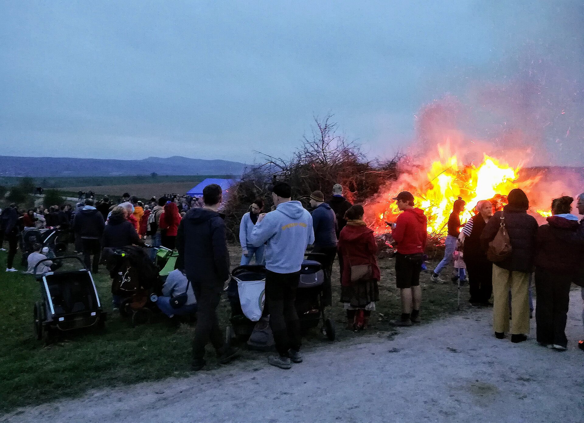 Osterfeuer auf dem Gelände der Feuerwehr – traditionelles Osterfeuer