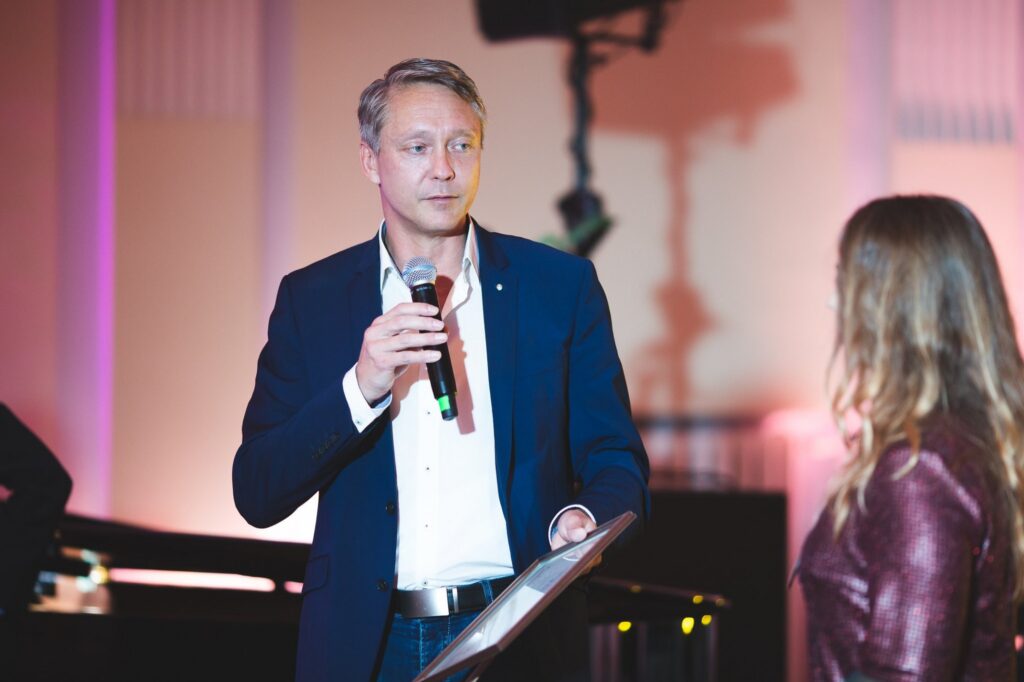 Holger Holland spricht auf einer Bühne