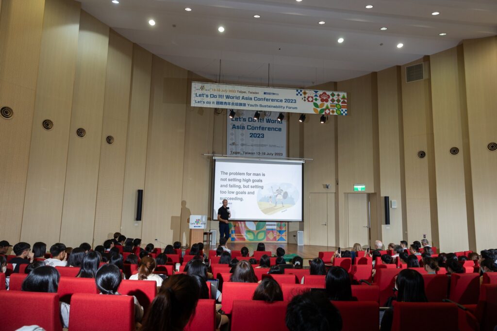 Holger Holland spricht vor Publikum auf der Let's Do It! World Asia Conference 2023 in Taipeh