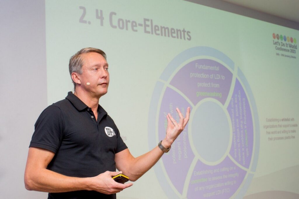 Holger Holland beim Vortrag auf der Let's Do It World Conference 2023