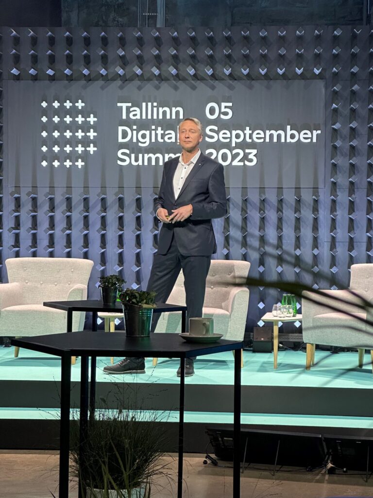 Holger Holland auf der Bühne des Tallinn Digital Summit, 5. September 2023