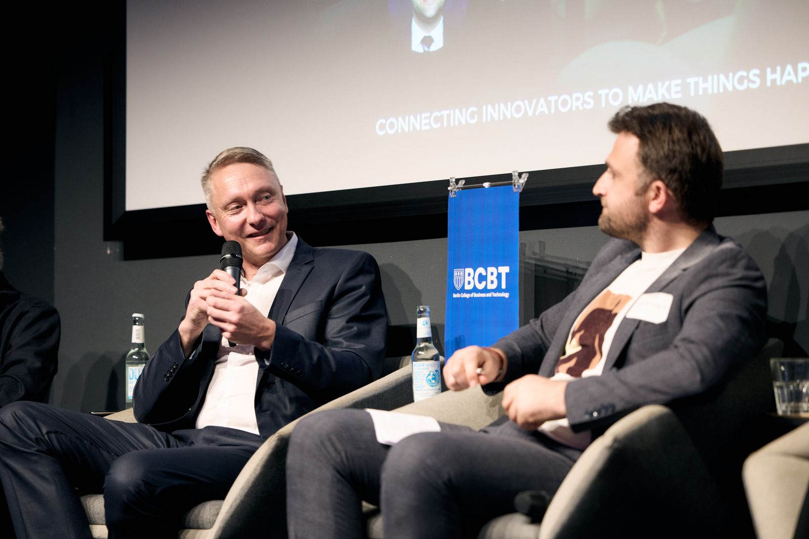 Holger Holland speaking on stage