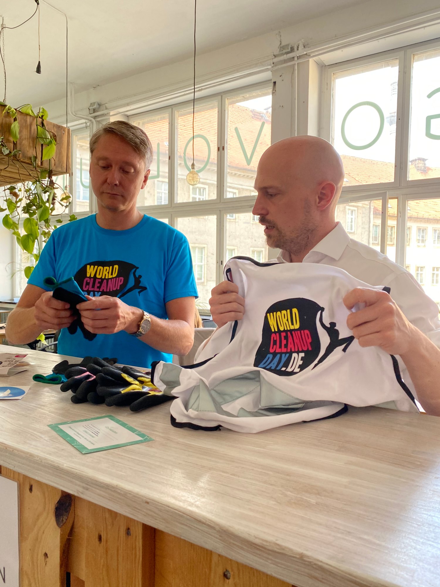 Holger Holland bei der Vorbereitung von World-Cleanup-Day-Ausrüstung