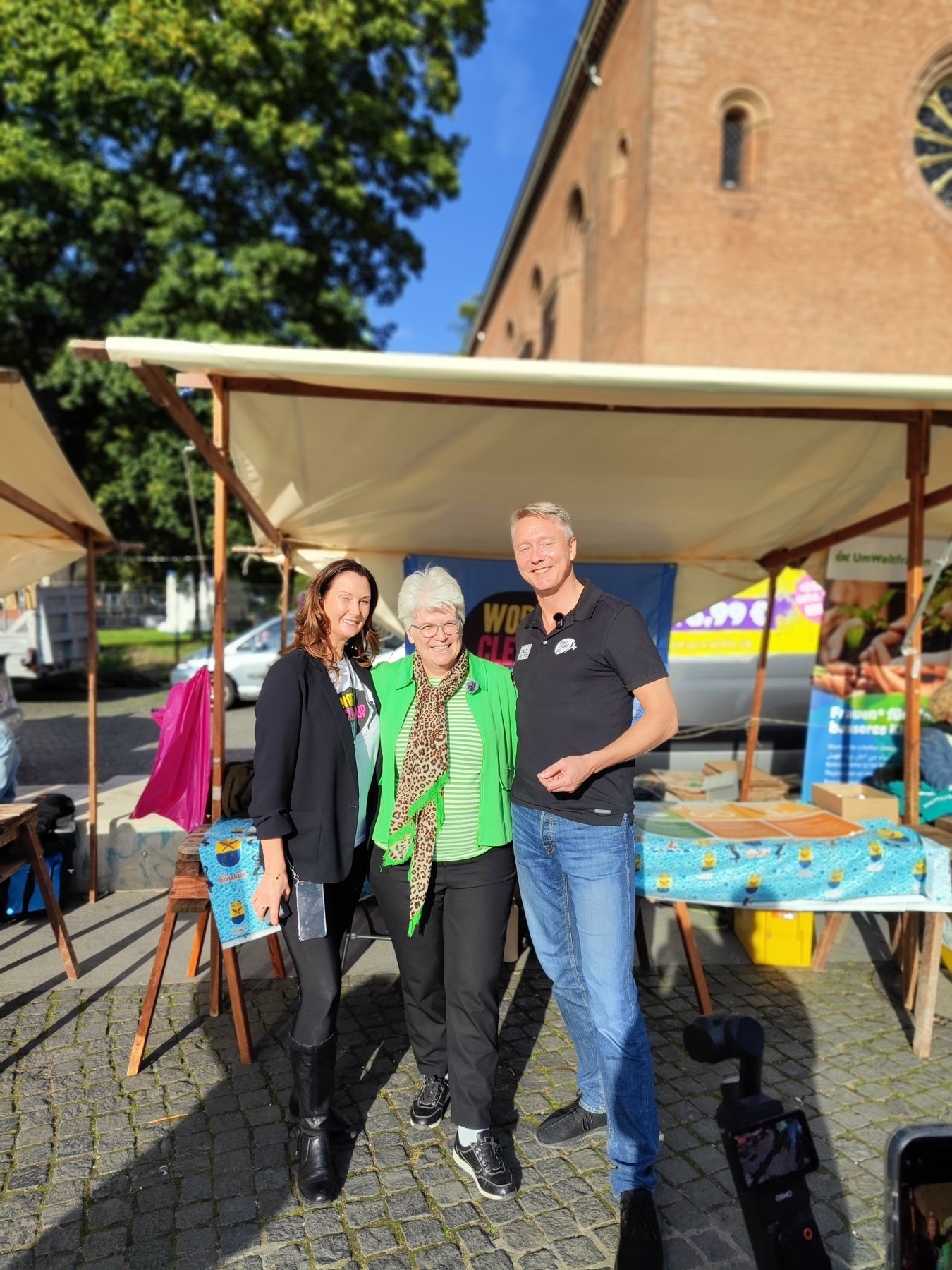 Daniela Schwerdt, Bezirksbürgermeisterin Stefanie Remlinger und Holger Holland beim Müllfest am Leopoldplatz, Berlin-Mitte