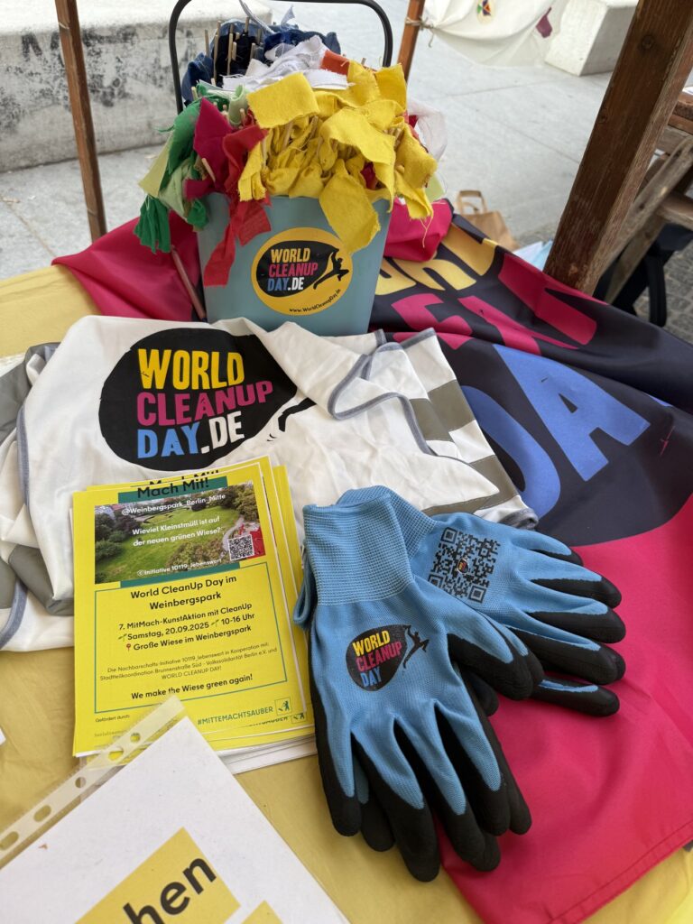 Infomaterial und Handschuhe am World-Cleanup-Day-Stand