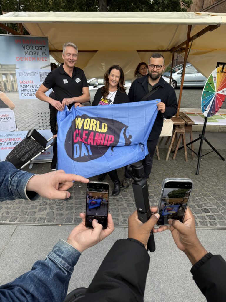 World-Cleanup-Day-Flagge am Stand auf dem Leopoldplatz