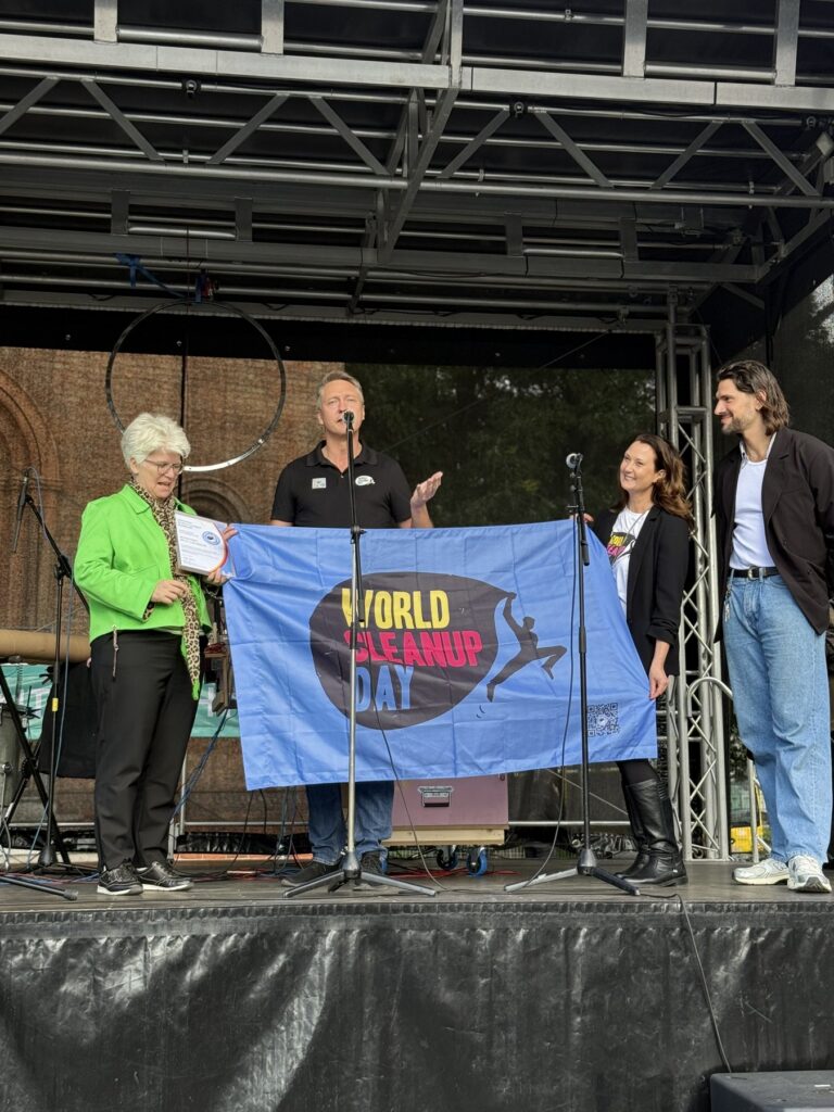 Holger Holland mit Bezirksbürgermeisterin Stefanie Remlinger auf der Bühne beim Müllfest am Leopoldplatz