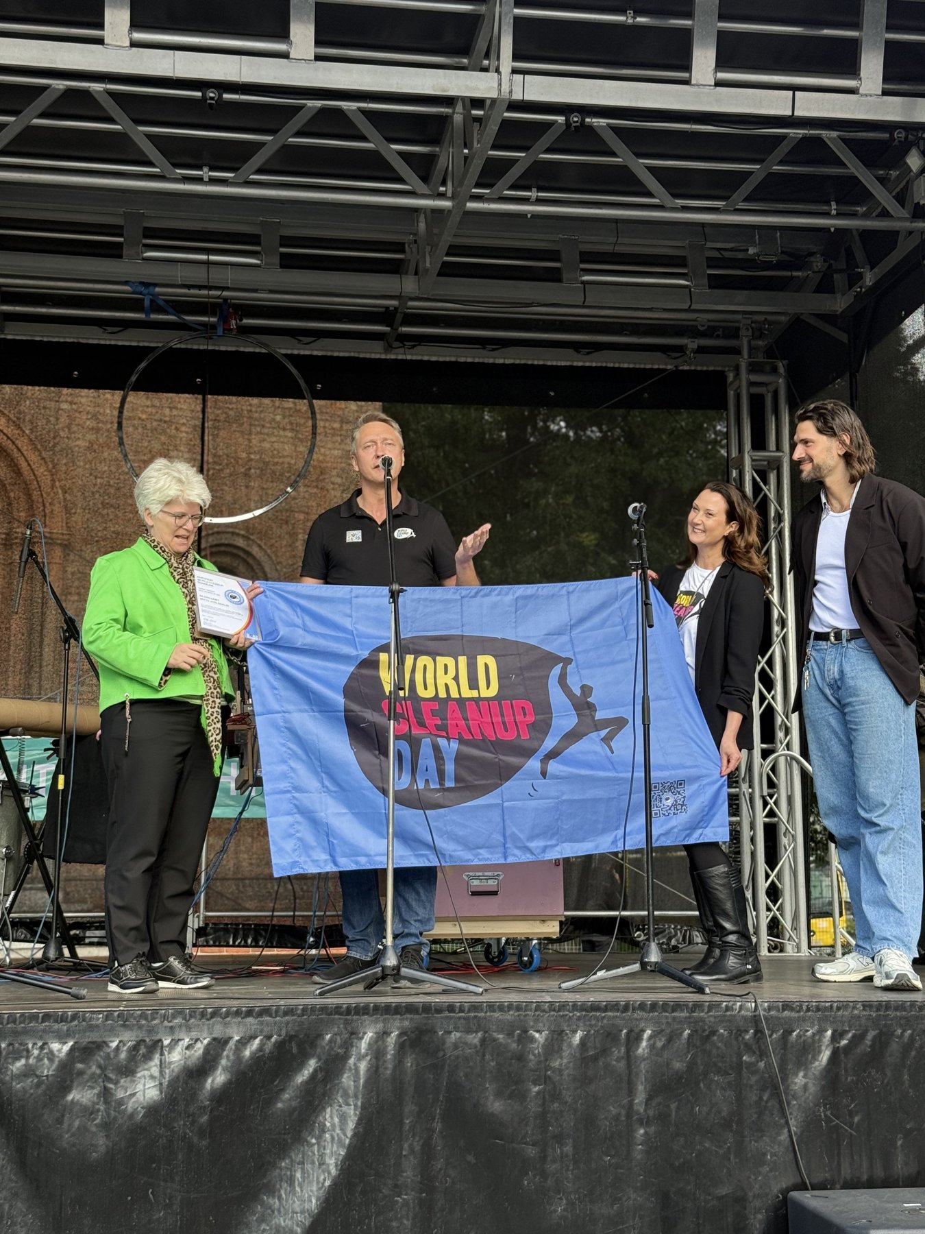 Müllfest am Leopoldplatz: World Cleanup Day mit Bezirksbürgermeisterin Stefanie Remlinger
