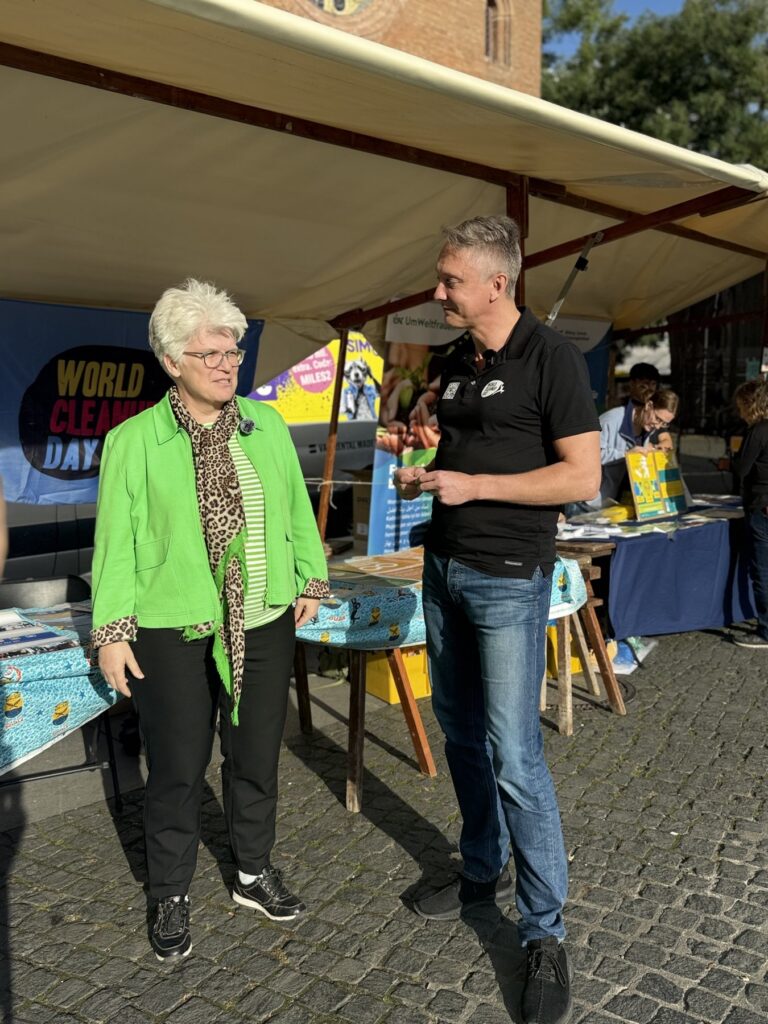 Stefanie Remlinger und Holger Holland am Stand des World Cleanup Day