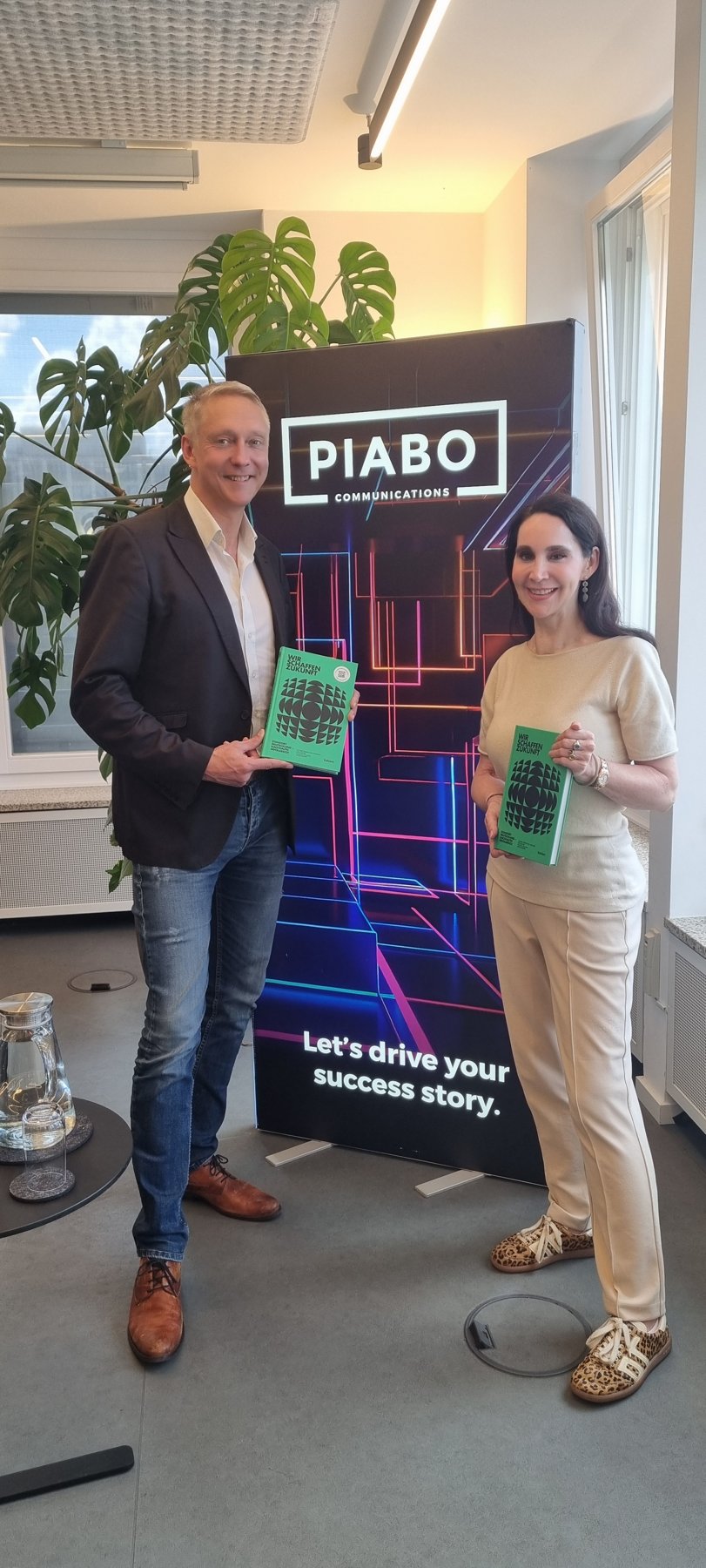 Holger Holland und Prof. Dr. Anabel Ternès von Hattburg mit dem Buch bei PIABO in Berlin